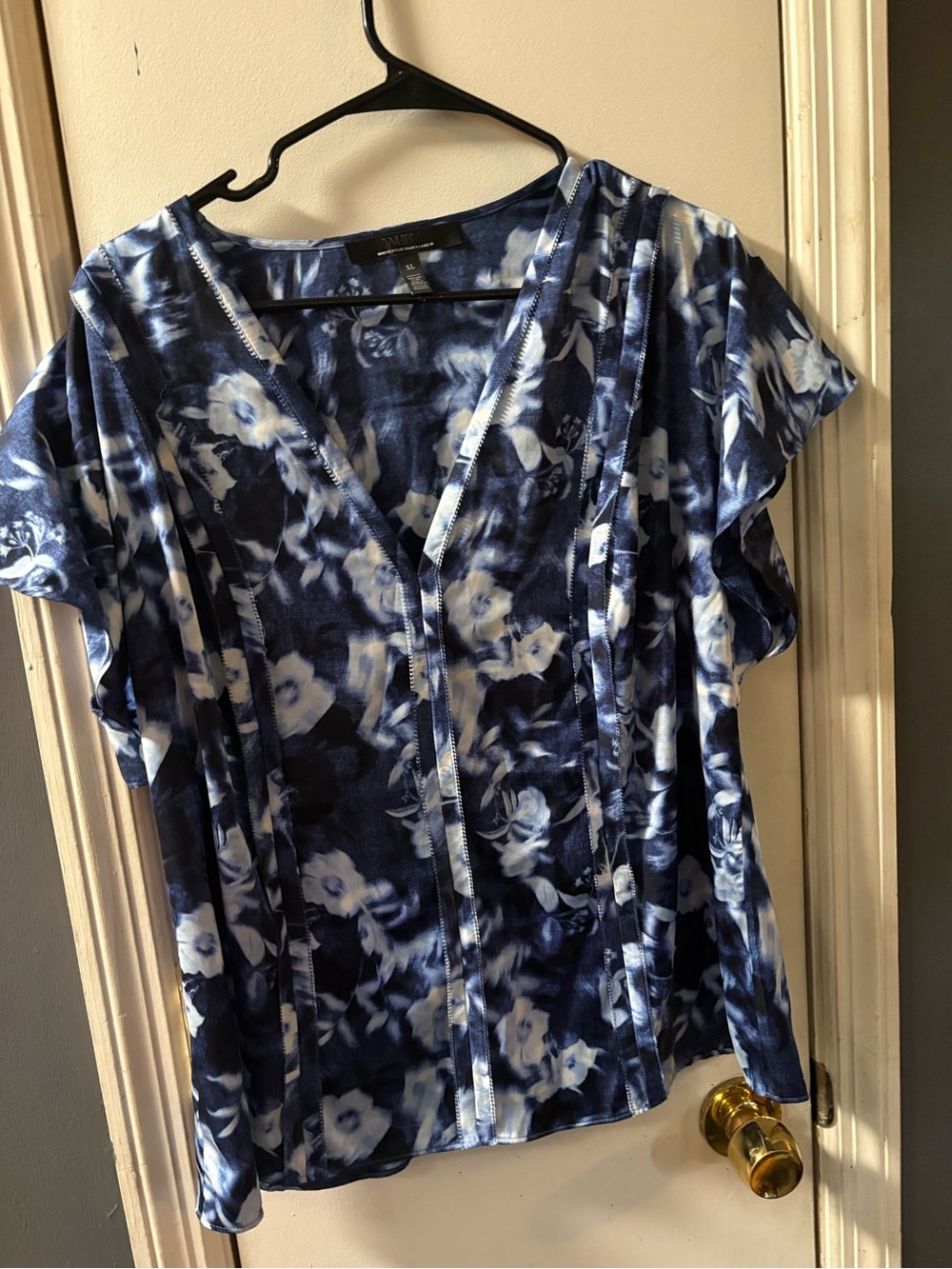 White House Black Market Navy & White Floral V-Neck Blouse size XL